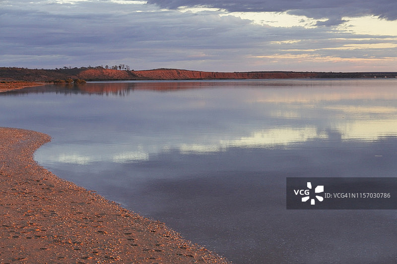 南澳大利亚奥古斯塔港红色悬崖上的壮丽日落图片素材
