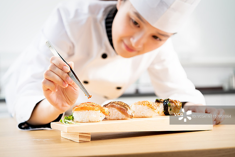 亚洲女人装饰寿司拼盘图片素材