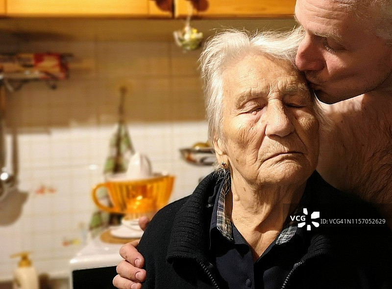 意大利奶奶被侄子亲吻时闭上了眼睛图片素材