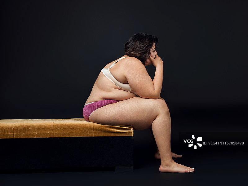 穿着内衣的超重年轻女模特图片素材