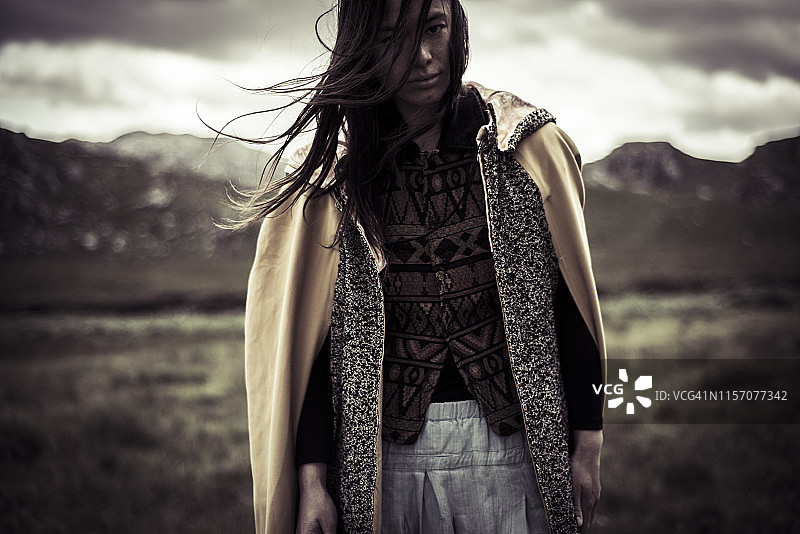 斗篷野性女人人像图片素材