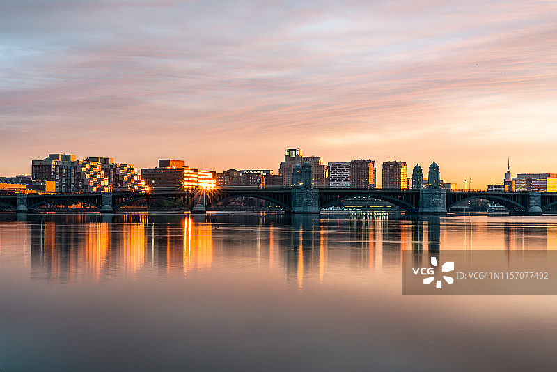 查尔斯河，朗费罗桥和波士顿城市滨河步道日出，美国马萨诸塞州波士顿（日出）图片素材