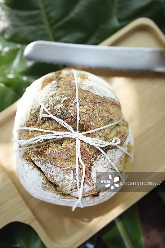 野餐桌上的面包图片素材