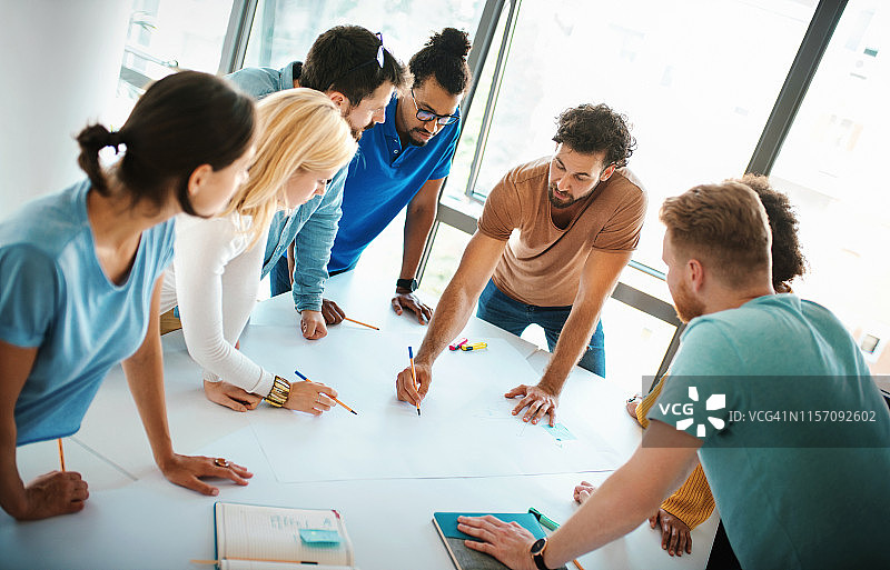 工作室里的一群年轻设计师图片素材