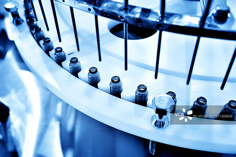 生产线上玻璃瓶灌装图片素材
