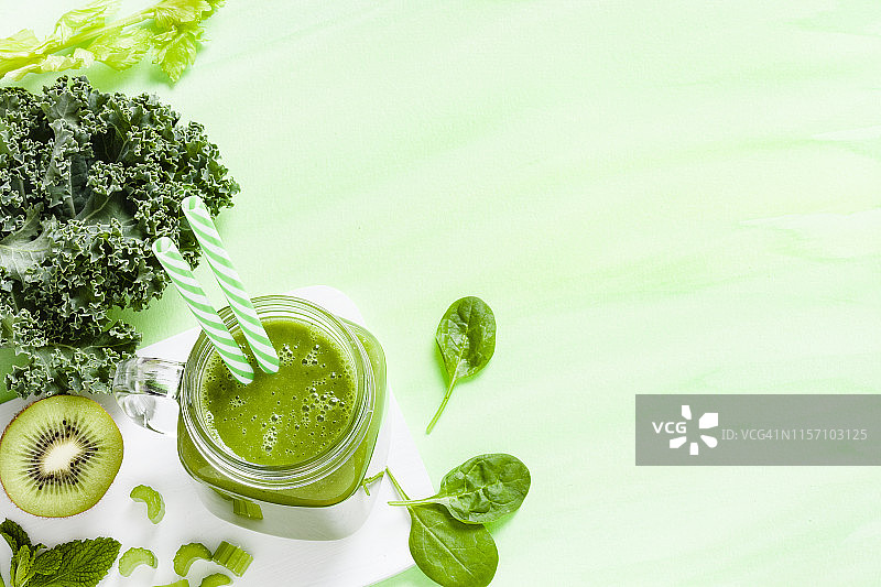 排毒饮食概念：装满绿色饮料的两个玻璃杯图片素材