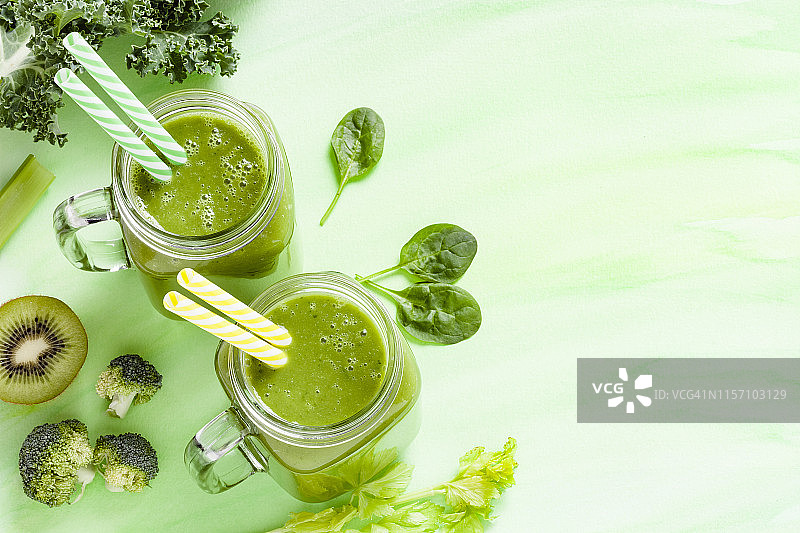 排毒饮食概念：装满绿色饮料的两个玻璃杯图片素材