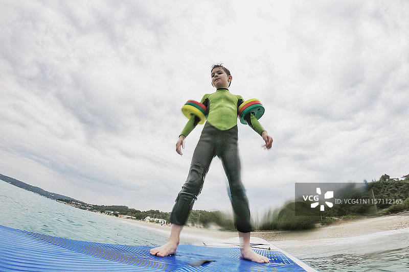 享受海边夏天的小冲浪者图片素材
