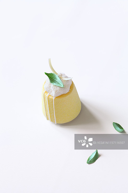 单人份柠檬椰子慕斯蛋糕图片素材