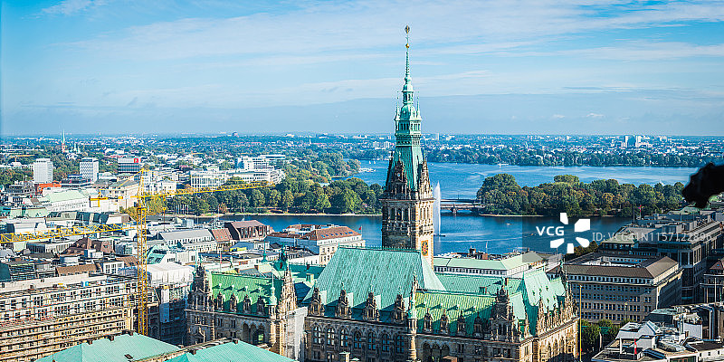 汉堡阿尔斯特湖和市政厅尖顶的空中全景（德国）图片素材