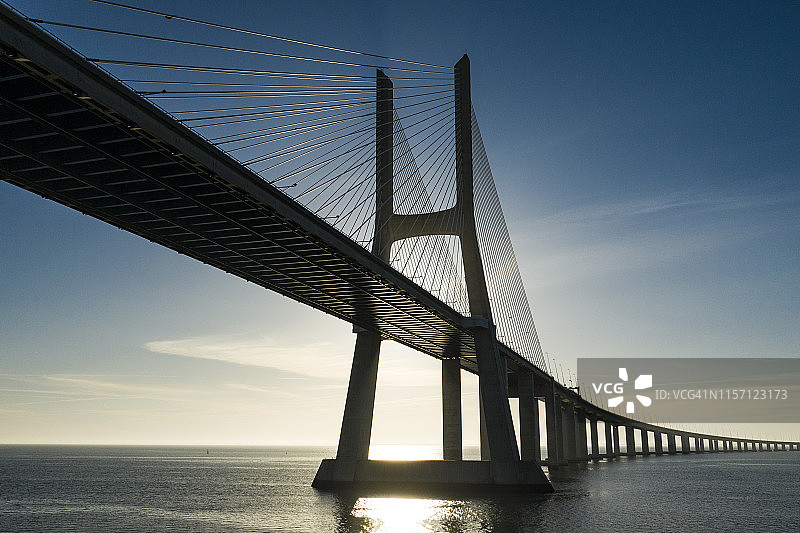 葡萄牙里斯本瓦斯科达伽马大桥航拍图片素材