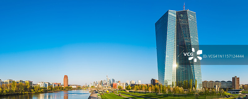 德国美因河畔法兰克福的日出摩天大楼全景图片素材