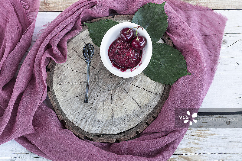 木纹背景上的樱桃冰淇淋图片素材