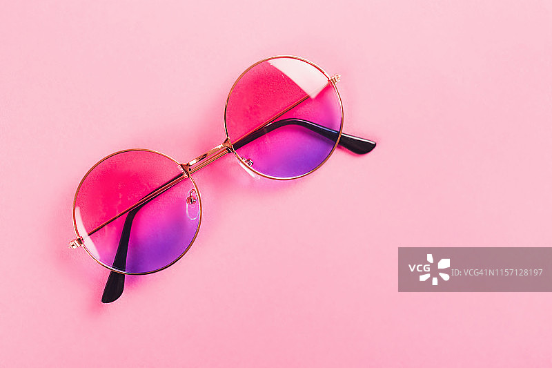 粉色背景上的圆形夏季双色太阳镜图片素材