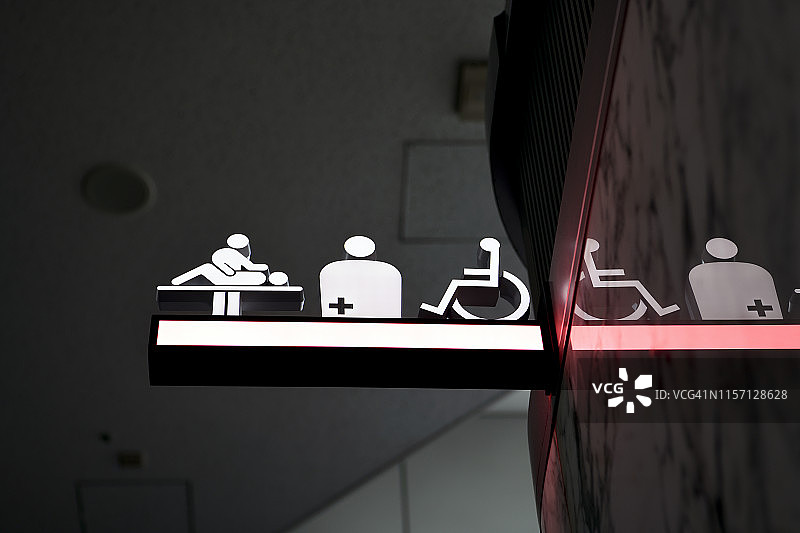 日本东京新宿的厕所标志图片素材