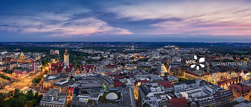 日落时分的莱比锡天际线，有德国联邦行政法院、新市政厅和莱比锡河滨森林图片素材