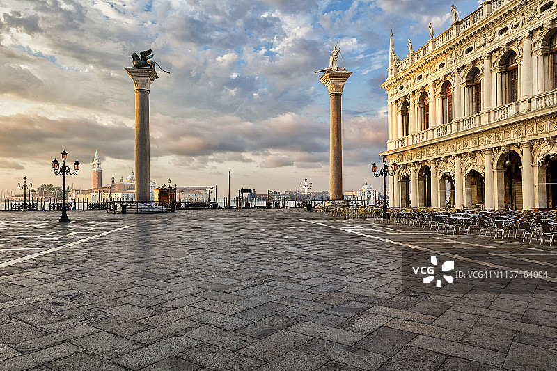 日出时分的圣马可广场和圣马可及圣托达罗圆柱，意大利威尼托图片素材