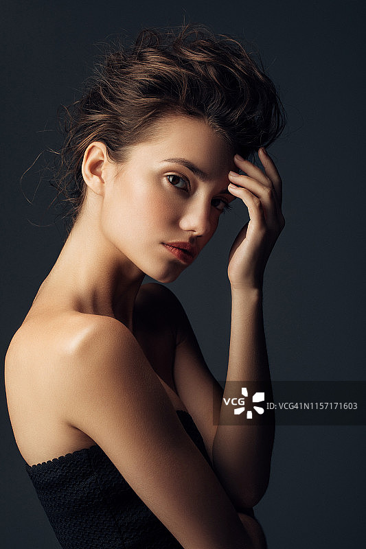 有着长长的波浪卷发的年轻漂亮女模特图片素材