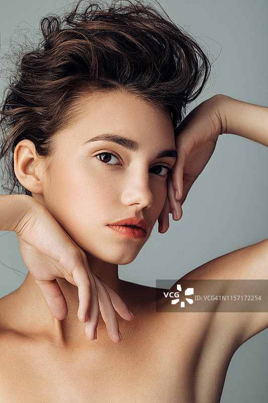 有着长长的波浪卷发的年轻漂亮女模特图片素材