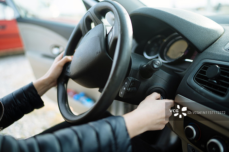 女人启动汽车图片素材