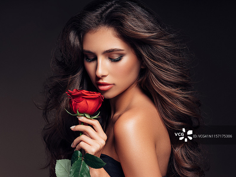 拥有完美发型的美丽女人图片素材