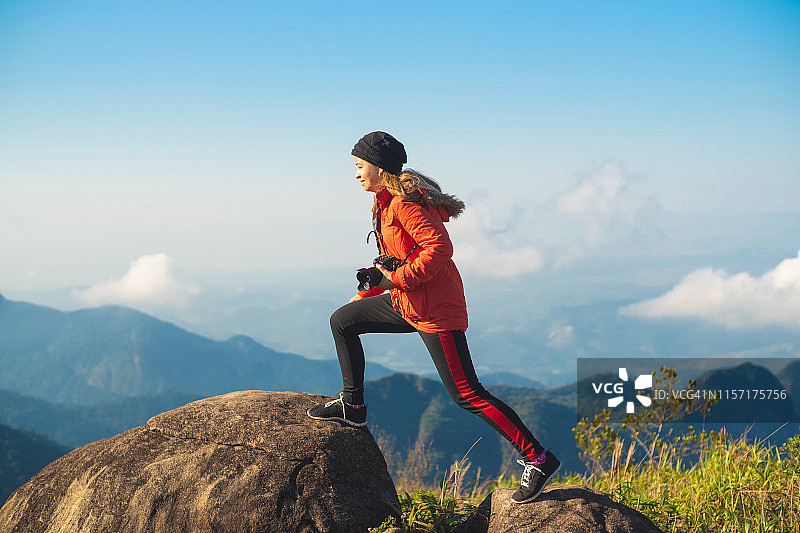 在巴西里约热内卢的奥尔冈山国家公园的山区（卡斯特利尼奥石）进行的极限运动图片素材