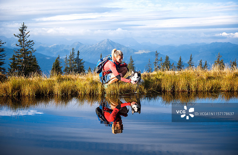 奥地利萨尔茨堡州，带狗的徒步女性图片素材
