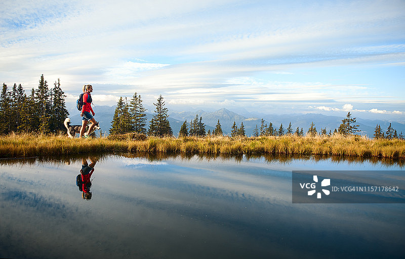 奥地利萨尔茨堡州，带狗的徒步女性图片素材