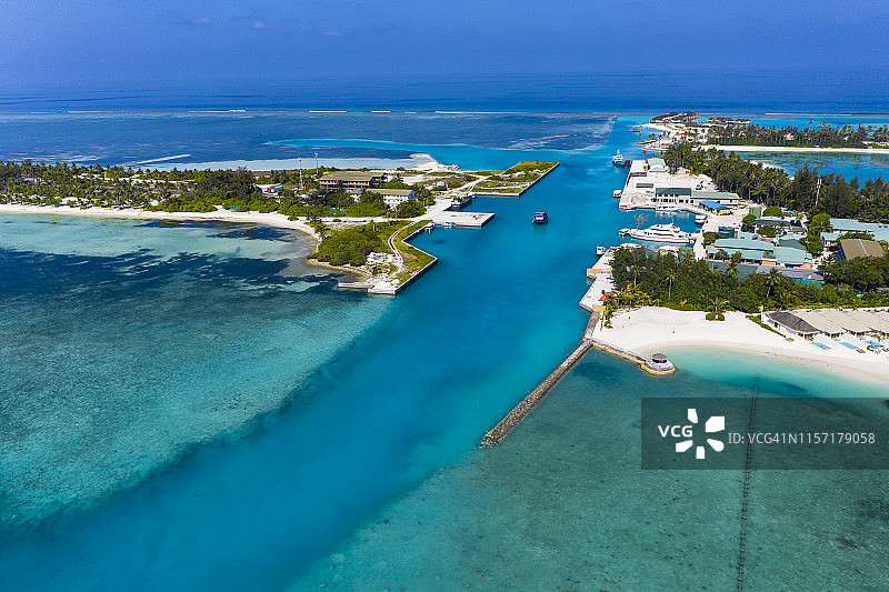 马尔代夫南马累环礁奥陆维利和博杜菲诺湖之间的运河鸟瞰图片素材