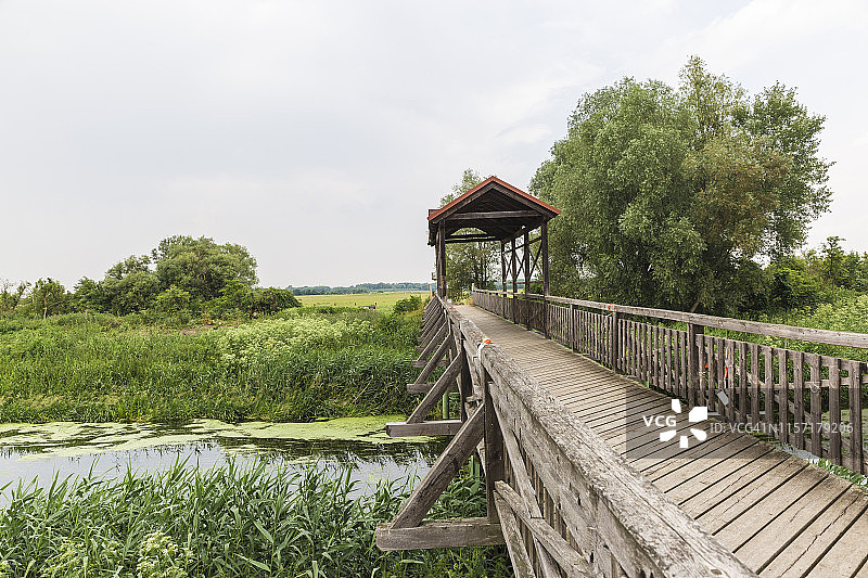 奥地利布尔根兰州新湖区连接奥地利和匈牙利边境的安道桥图片素材