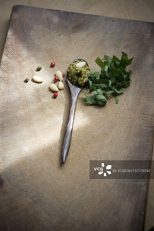 木勺上的野蒜香蒜酱和食材图片素材
