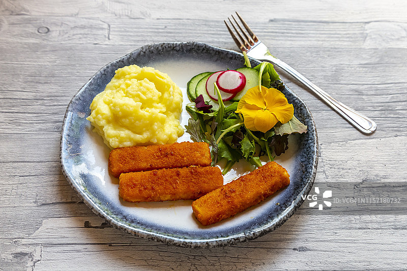 鱼条配土豆泥、食用花卉沙拉图片素材