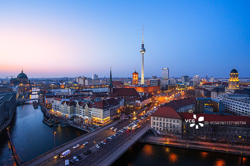 德国柏林，电视塔、红色市政厅和圣尼古拉斯教堂日落全景图片素材