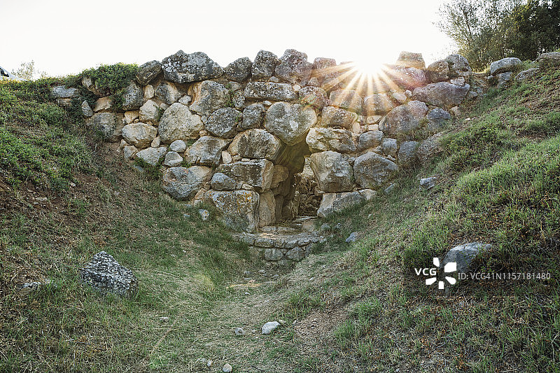希腊纳夫普利翁，逆光下的阿卡迪科桥图片素材