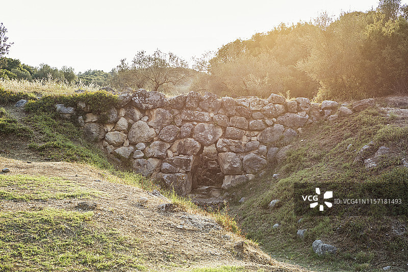 希腊纳夫普利翁，逆光下的阿卡迪科桥图片素材