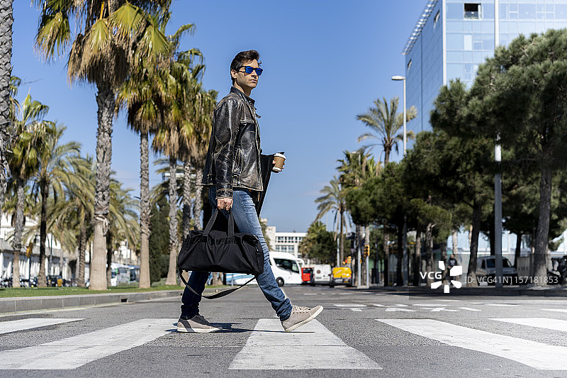 西班牙巴塞罗那：城市中过马路的男人图片素材