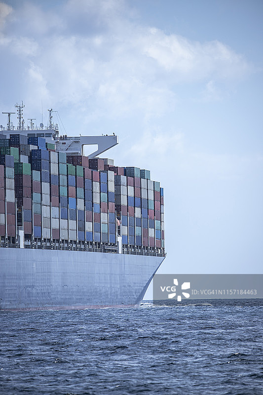 西班牙安达卢西亚直布罗陀海峡货船图片素材