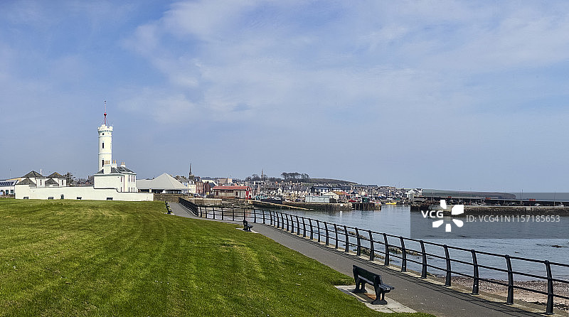 英国苏格兰安格斯地区阿布罗斯港和信号塔全景图片素材
