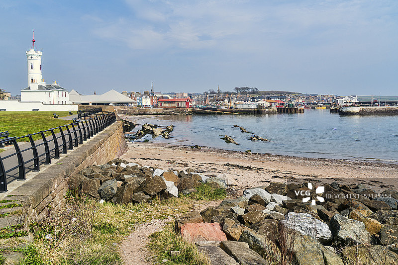 眺望英国苏格兰安格斯地区阿布罗斯港和信号塔图片素材