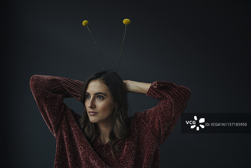 头戴鲜花的年轻女人肖像图片素材