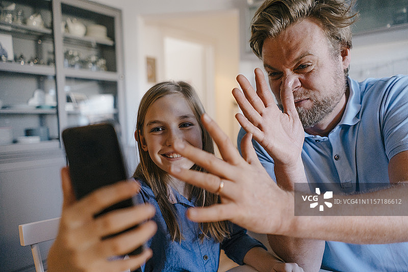 在家自拍的父女图片素材