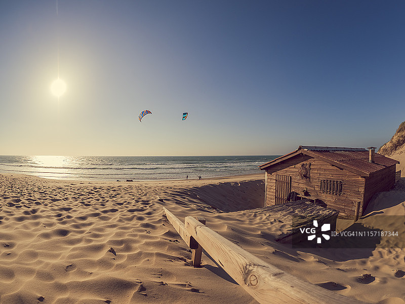 法国孔蒂斯海滩沙滩上的风筝冲浪者图片素材