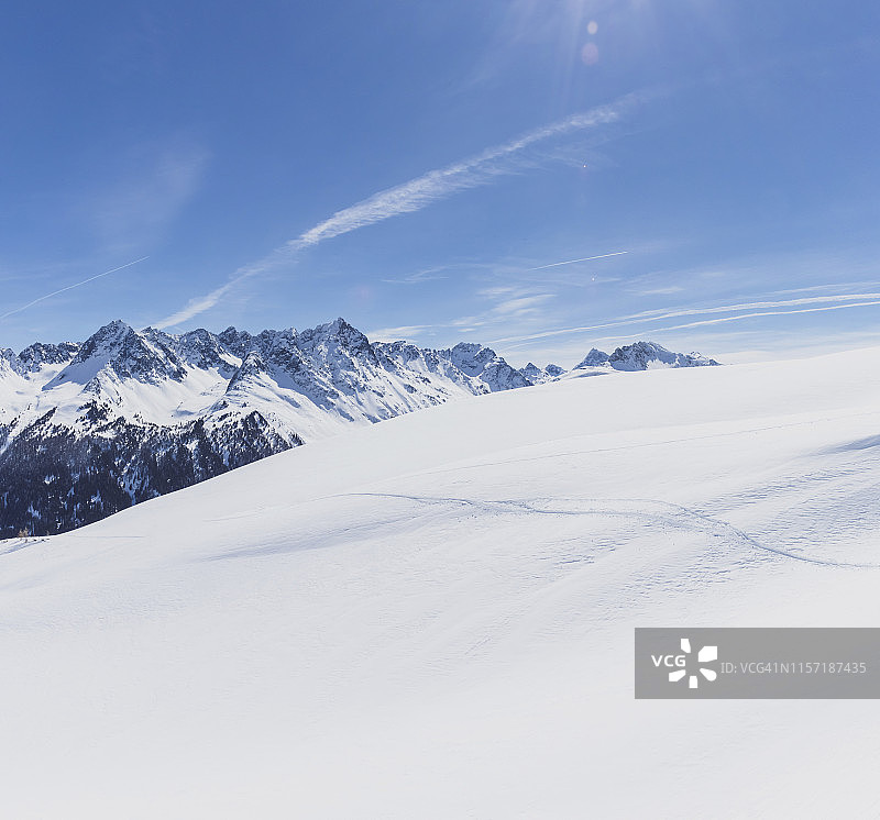 奥地利蒂罗尔州伊施格尔和加尔图尔之间：晴天白雪皑皑的山景图片素材