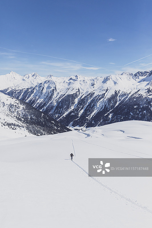 奥地利蒂罗尔州：伊施格尔和加尔图尔之间，Hohen Koepfen，冬季滑雪者攀登顶峰图片素材