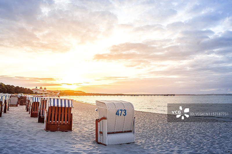 德国梅克伦堡-前波莫瑞州吕根岛宾茨日落海滩图片素材