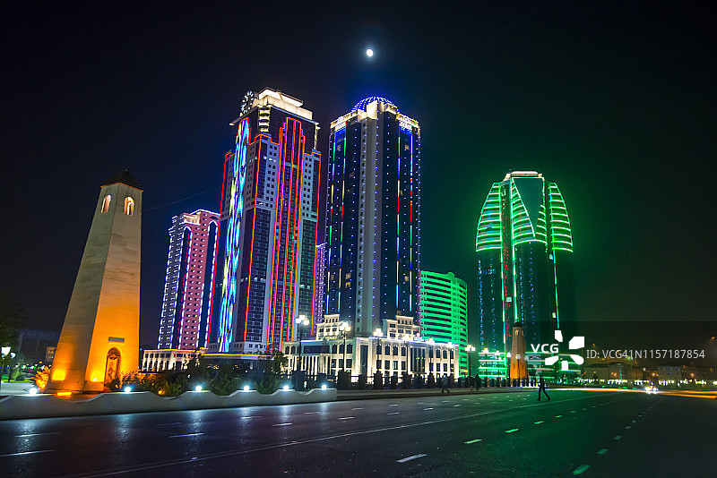 夜间灯火辉煌的格罗兹尼商业区，车臣共和国图片素材