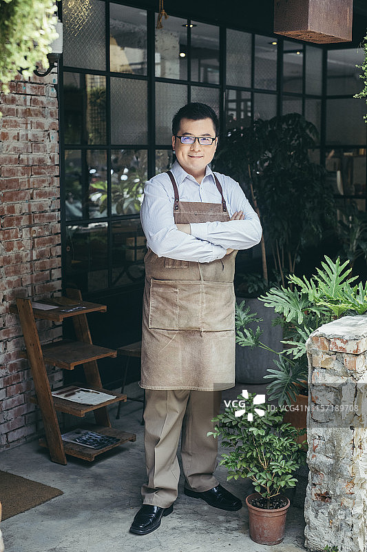 店主交叉双臂的肖像图片素材