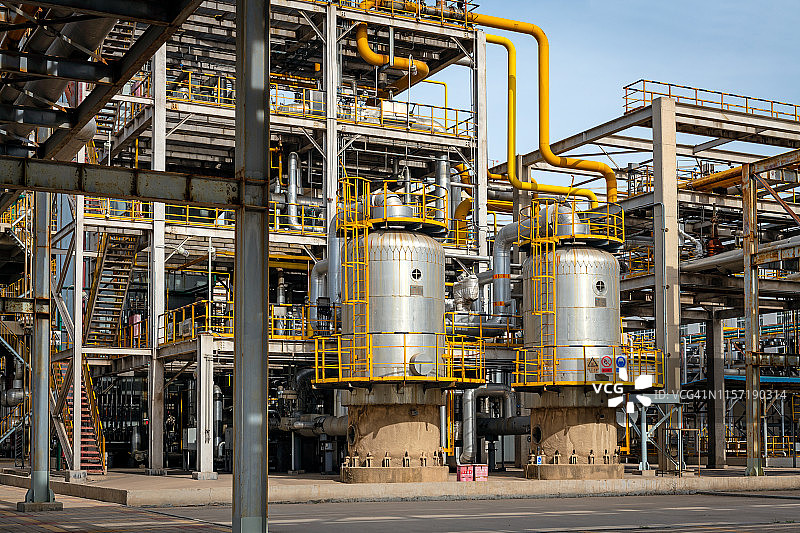 炼油厂的蒸馏塔和管道景观图片素材
