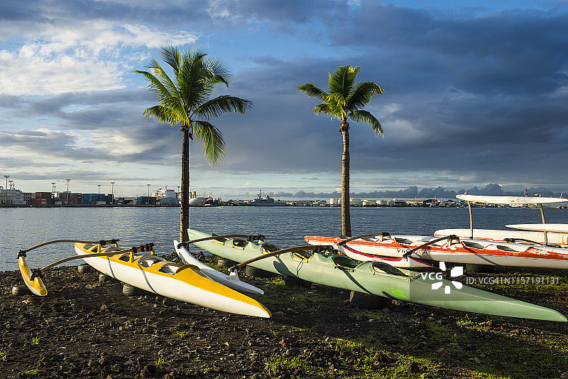 法属波利尼西亚塔希提岛帕皮提海滩上的皮划艇图片素材