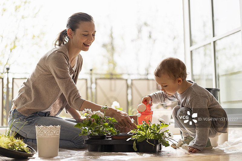 母女在阳台上一起种花图片素材